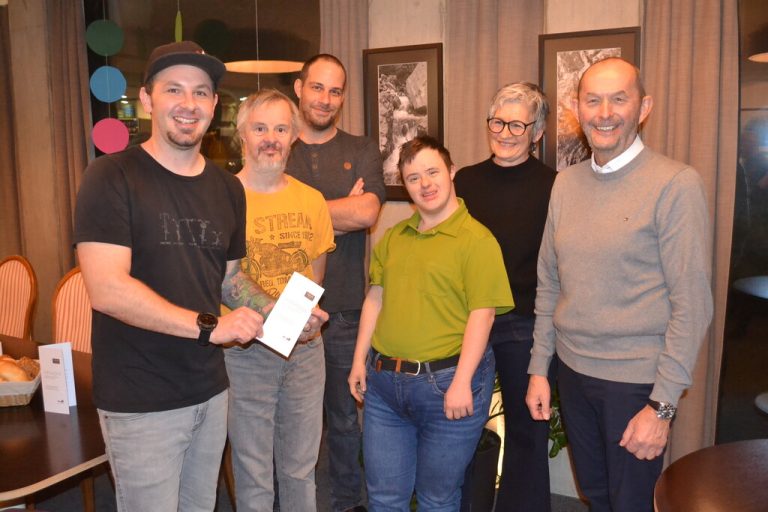 Nikolaus Engstler mit Gattin und dem Zäwas-Team. ekm