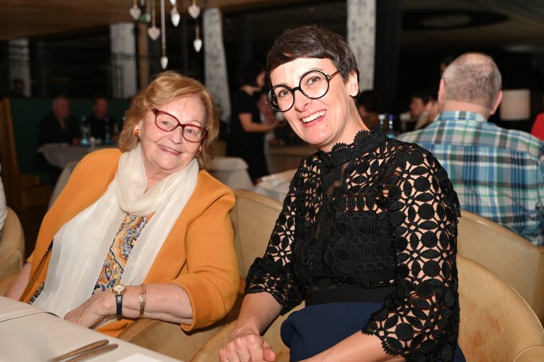 Patronin Resi Fritsch mit Friederike Mathis.