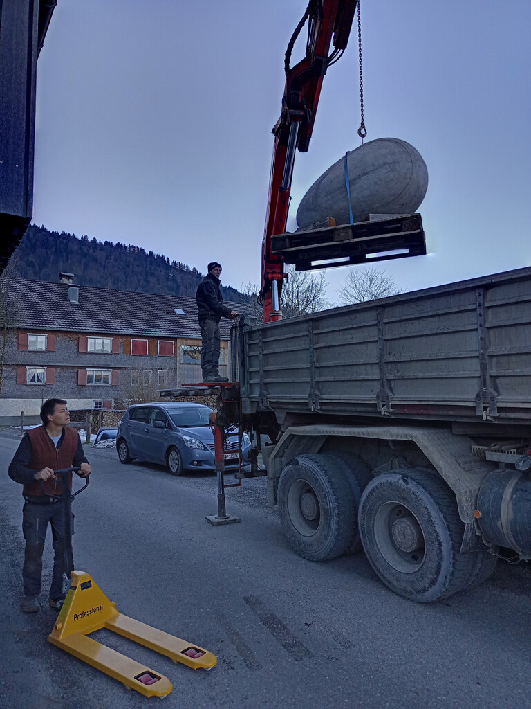 Ovoid 9 wird für den Transport nach Dornbirn geladen. privat