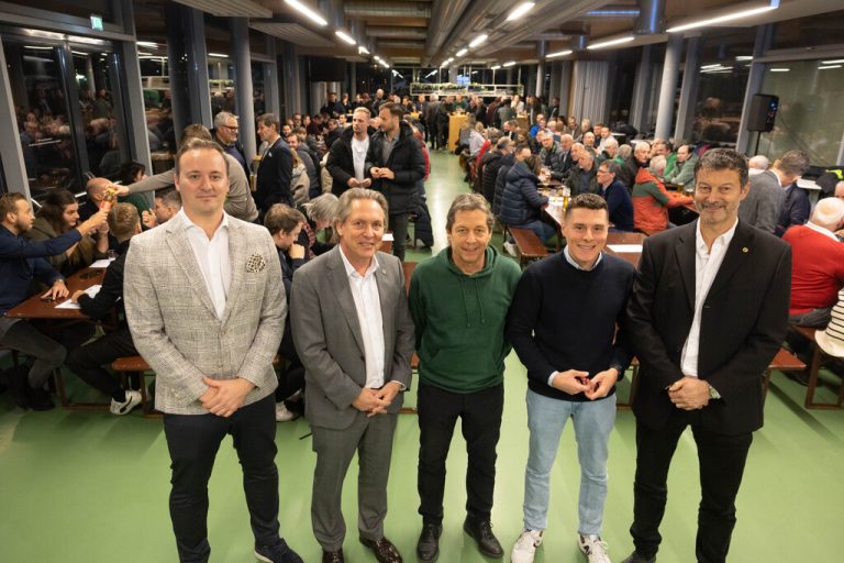 <p class="caption">Patrick Schuchter, Christoph Wirnsperger, Bernd Bösch, Patrick Grabher, Stephan Muxel und der abwesende Stephan Muxel bilden den Vorstand. <span class="copyright">Hartinger</span></p>