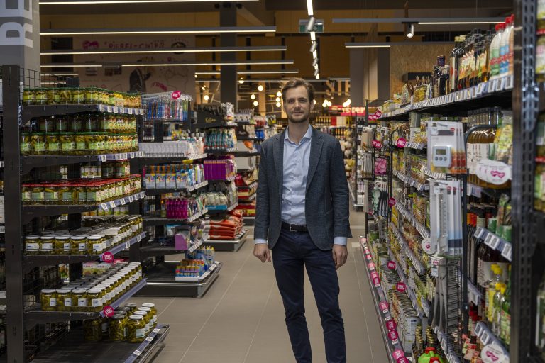 Florian Sutterlüty im neuen extragroßen Sutterlüty-Markt Dornbirn. <span class="copyright">VN/Paulitsch</span>