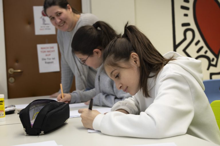 In den Caritas-Lerncafés wird für die Schule gelernt. <span class="copyright">VN/Paulitsch </span>