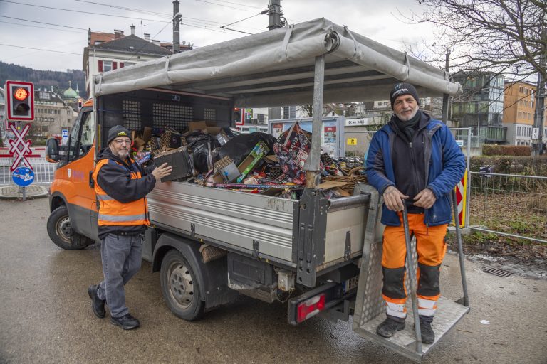 Gerhard Moriggl und Roman Linger sind am ersten Tag des neuen Jahres im Dienst. Die Spuren der Silvesterknallerei wollen beseitigt werden. <span class="copyright">VN/Paulitsch </span>