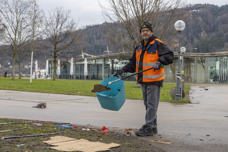 Die Männer des Bauhofs Bregenz machen die Landeshauptstadt wieder sauber. Das bedeutet nach der Silvesternacht viel Arbeit. 