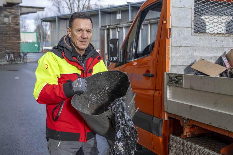 Einer der berüchtigten Blitzböller hat den schweren Metallabfalleimer ziemlich verformt. Menschen kamen in der Bregenzer Silvesternacht nicht zu Schaden. 