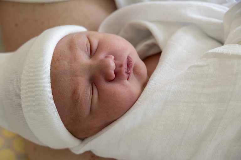 Luana ließ sich durch keinen der Besucher aus der Ruhe bringen. Im Dornbirner Krankenhaus sind sie und ihre Mutter bestens aufgehoben.