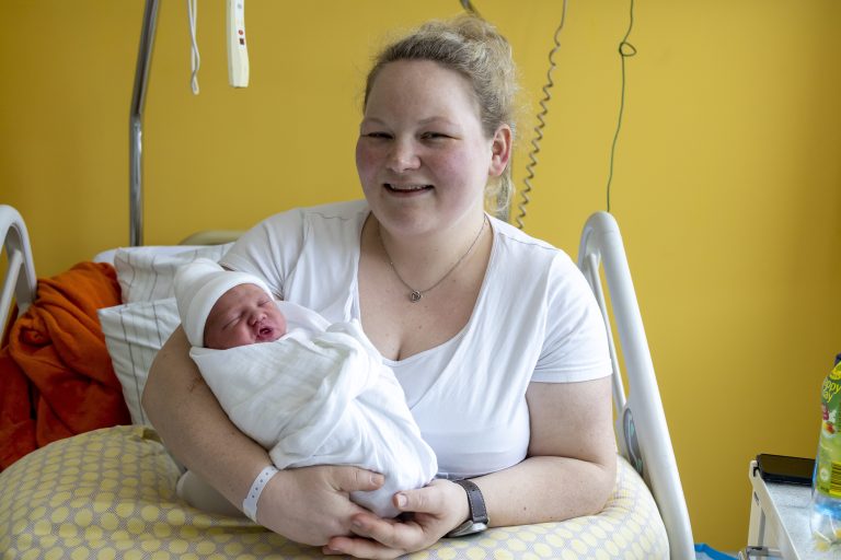 Neujahrsbaby Luana mit ihrer Mutter Jessica Bereuter. Das Baby erblickte um 00:54 Uhr am 1. Jänner das Licht der Welt. <span class="copyright">VN/Paulitsch</span>