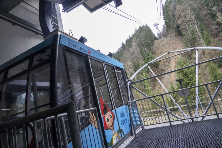 Die Karrenseilbahn soll noch am Dienstag den Betrieb wieder aufnehmen können.<span class="copyright"> VN/Paulitsch</span>