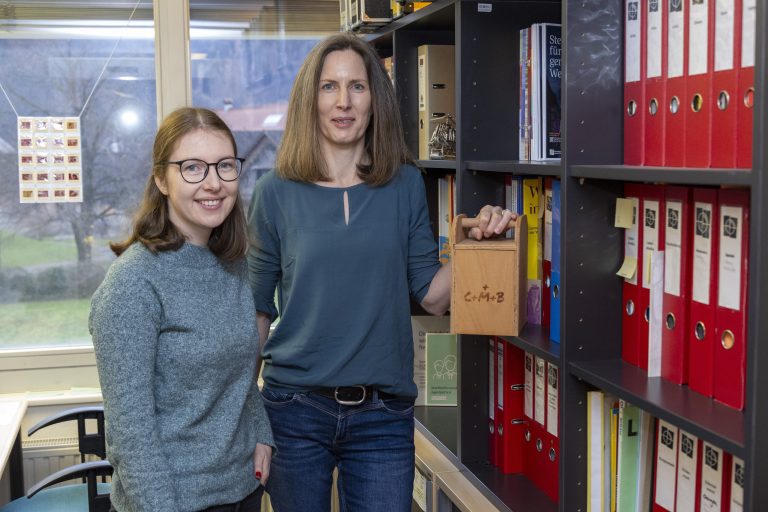 Im Büro der Jungen Kirche laufen bei Tanja Kopp und Christina Jochum die Fäden für die Sternsinger-Aktion zusammen. <span class="copyright">VN/Paulitsch</span>