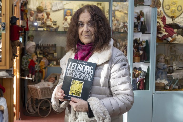 „Leusorg“, heißt das Buch, das Marlis’ Vater Eugen Dobler über den Lawinenwinter 1954 in Vorarlberg schrieb. Zu kaufen gibt es das Werk im Puppen- und Spielzeugmuseum Blons.