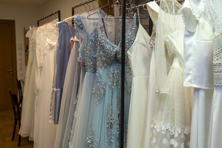 In ihrem Atelier fertig sie auch Brautkleider nach Maß.