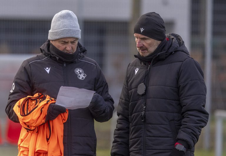 Der neue Bregenzer Cheftrainer Markus Mader (links) dick eingepackt bei der ersten Einheit, zusammen mit seinem Co Martin Schneider. <span class="copyright">Paulitsch</span>
