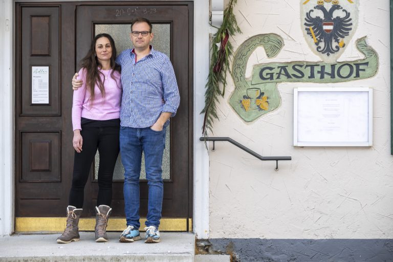 Der Gasthof Adler auf der Fluh in Bregenz schließt. Das Wirtepaar Katharina Senamaud und Alexander Trinker müssen aus wirtschaftlichen Gründen zusperren. <span class="copyright">VN/Paulitsch</span>