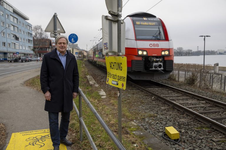 Lochaus Bürgermeister Frank Matt betont, dass es sich beim See-Ufer um ein Sommer-Erholungsgebiet für alle Vorarlberger handelt.<span class="copyright"> VN/Paulitsch</span>