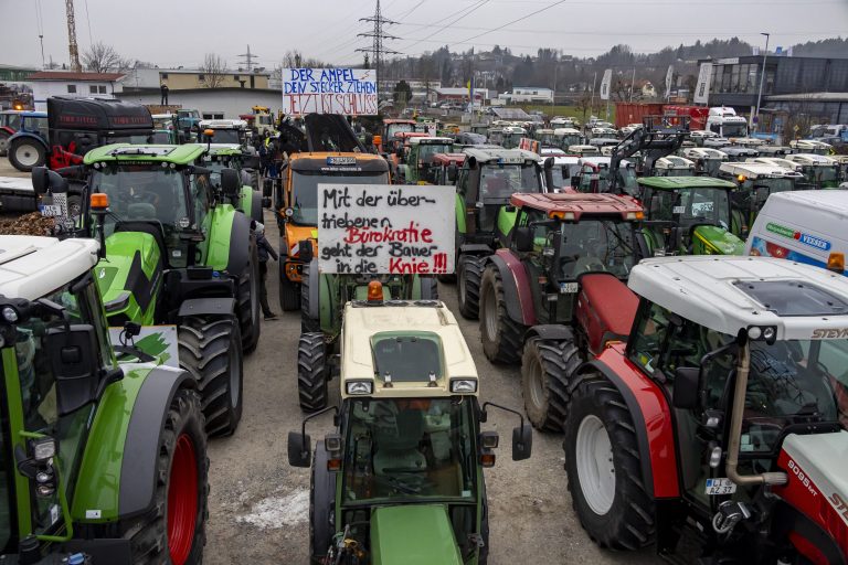 Ein Traktor reihte sich am Freitagmorgen an den anderen. <span class="copyright">VN/Paulitsch</span>