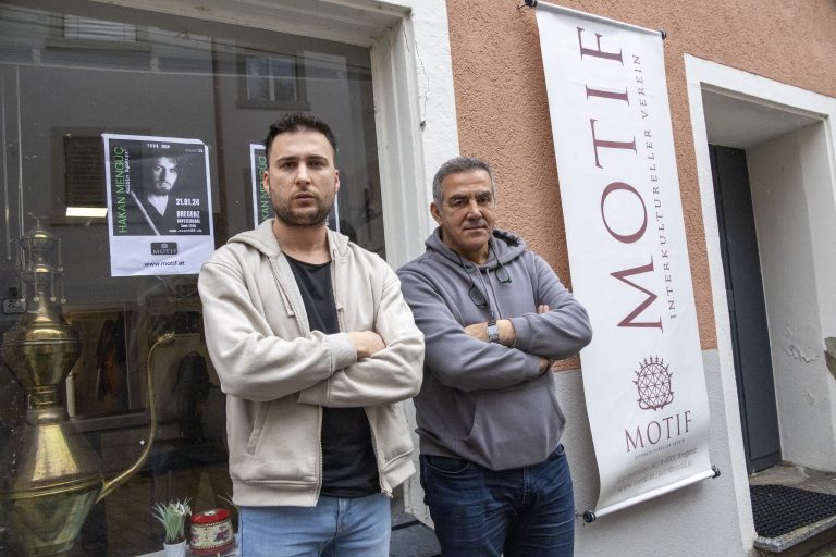 Bis Ende März muss das Theater Motif das Lokal in der Kirchstraße 16 in Bregenz räumen (im Bild Obmann Yener Polat und Trainer Nurettin Kalfa). <span class="copyright">VN/Paulitsch</span>