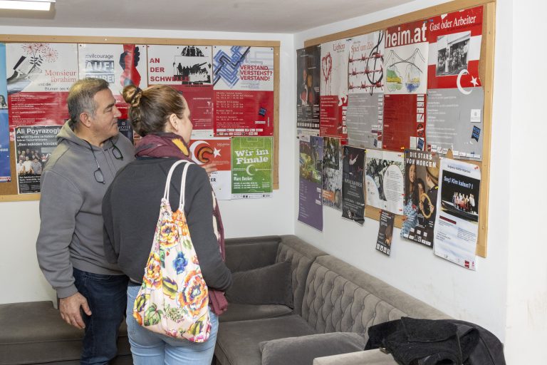 An der Wand im Probenraum hängen die Plakate aller bisherigen Theateraufführungen.