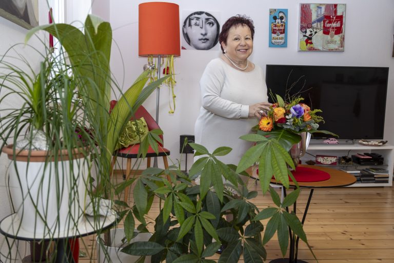 Ilse liebt Blumen. Zahlreiche Pflanzen verschönern ihre Wohnung.