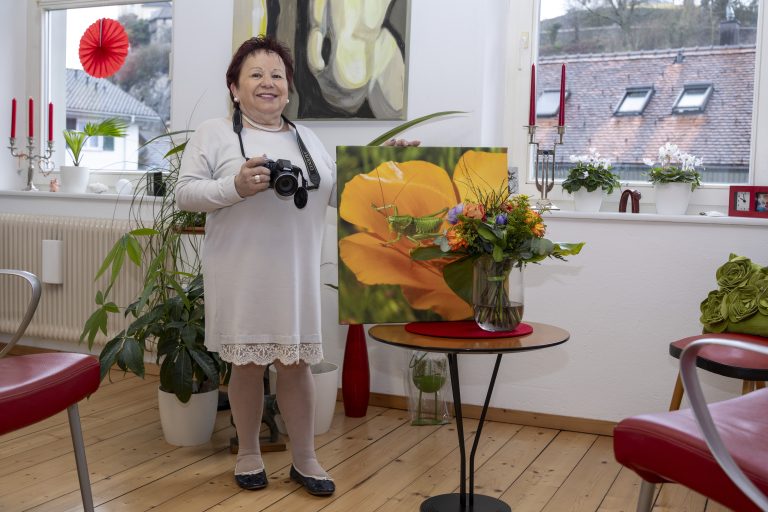 Fotokünstlerin Ilse Anders zeigt eines ihrer Fotos, das sie gemacht hat. Es zeigt eine Heuschrecke auf einer Blume. <span class="copyright">Roland Paulitsch </span>