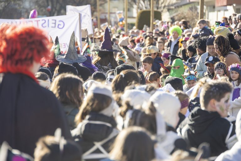 Auch viele Kinder sind wieder beim Maskenlauf dabei. <span class="copyright">VN/Paulitsch</span>