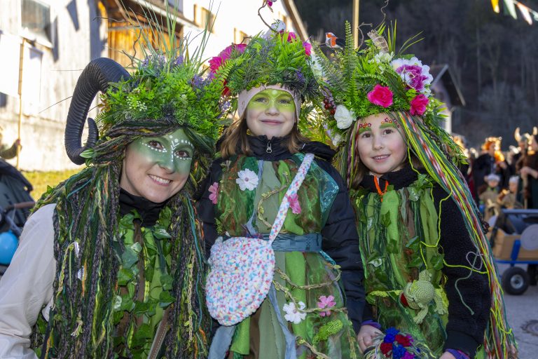 Ramona, Leonie und Julia haben sich heuer als Waldfeen verkleidet. <span class="copyright">VN/Paulitsch</span>