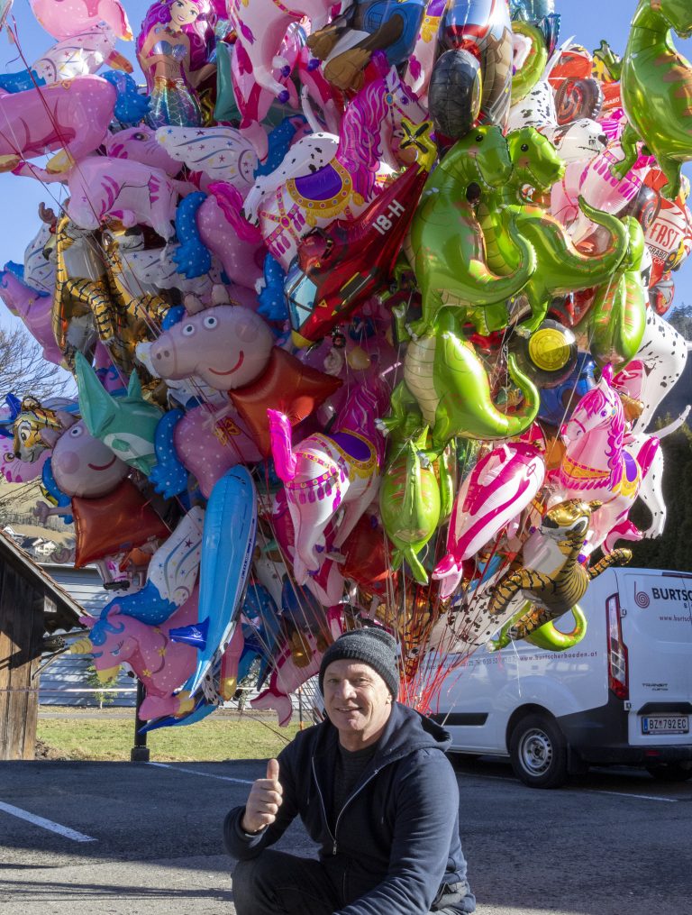 Peter Pfeifer reiste extra aus Kärnten an, um Luftballons zu verkaufen. <span class="copyright">VN/Paulitsch</span>