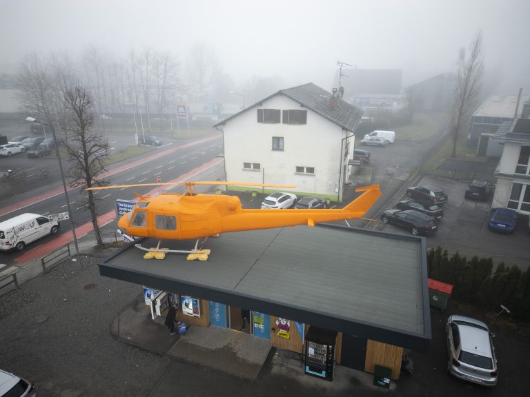 Ein Blickfang im Dornbirner Wallenmahd: der ausrangierte Militärhubschrauber auf dem Dach der Trafik Dorn.<span class="copyright"> VN/Paulitsch </span>