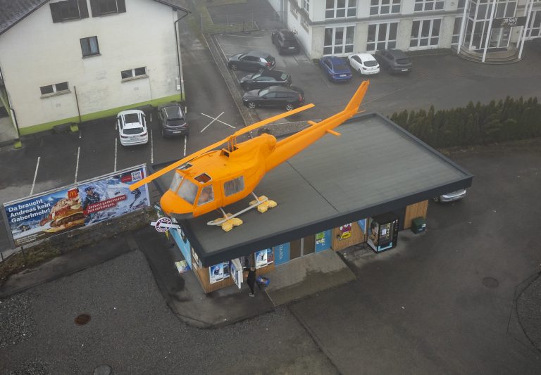 Jetzt erstrahlt der 13 Meter lange Heli wieder in leuchtenden Farben. <span class="copyright">VN/Paulitsch </span>