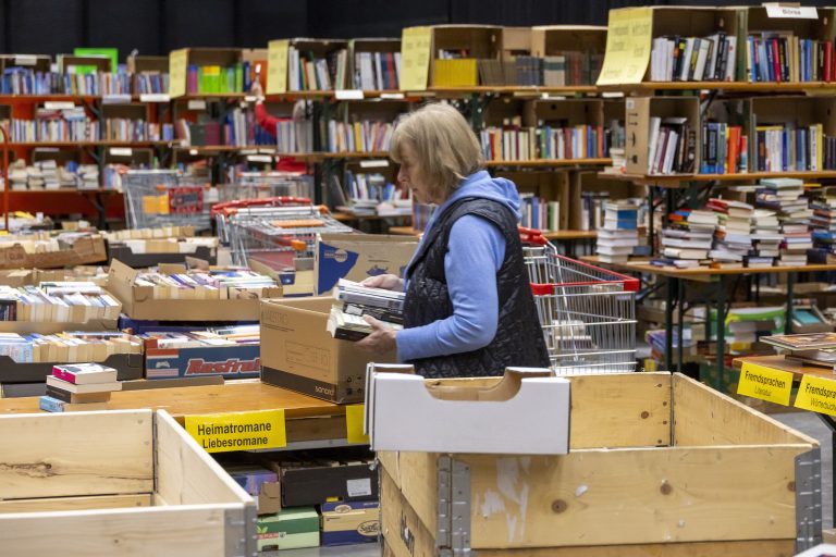 Die Bücherabteilung ist die größte Abteilung auf dem Flohmarkt. „Wir schätzen, dass es mindestens 70.000 sind“, sagt Jörg Bergmeister, der Koordinator der Bücherabteilung. 