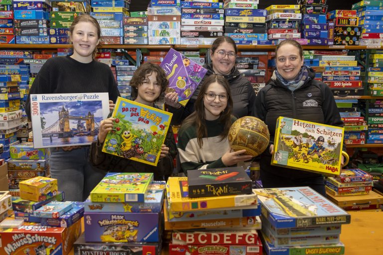Johanna, Valentina, Emma, Jill und Verena von der Spieleabteilung haben auch Sammlerstücke zu bieten. <span class="copyright">VN/Paultisch</span>