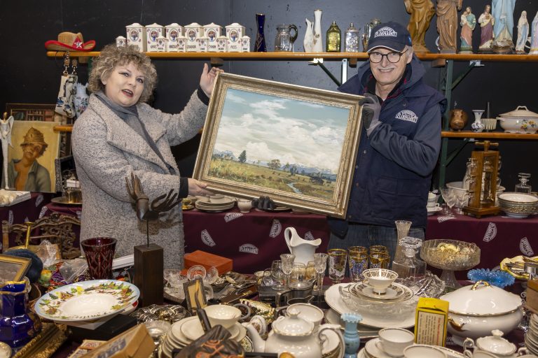 Dieter Gunz (r.) präsentiert das Bild von Bartle Kleber.