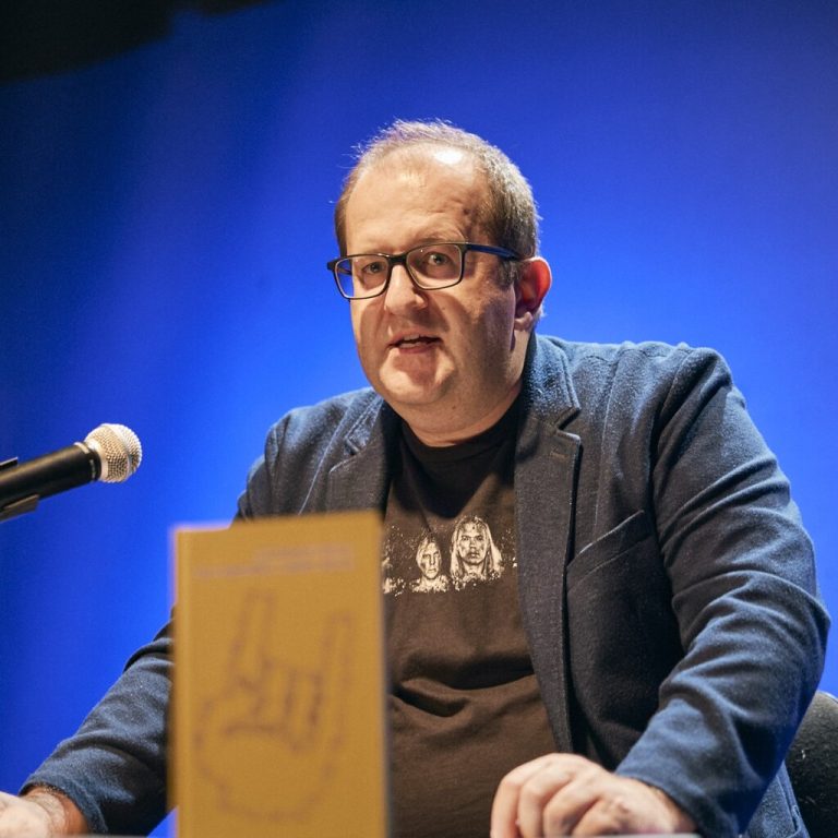 Philipp Horatschek liest aus seinem ersten Buch. AchnusFilm