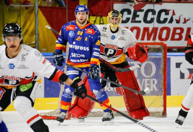 Pioneers-Keeper Alex Caffi fehlte gegen Asiago-Angreifer Michele Marchetti die Übersicht. Serena Fantini