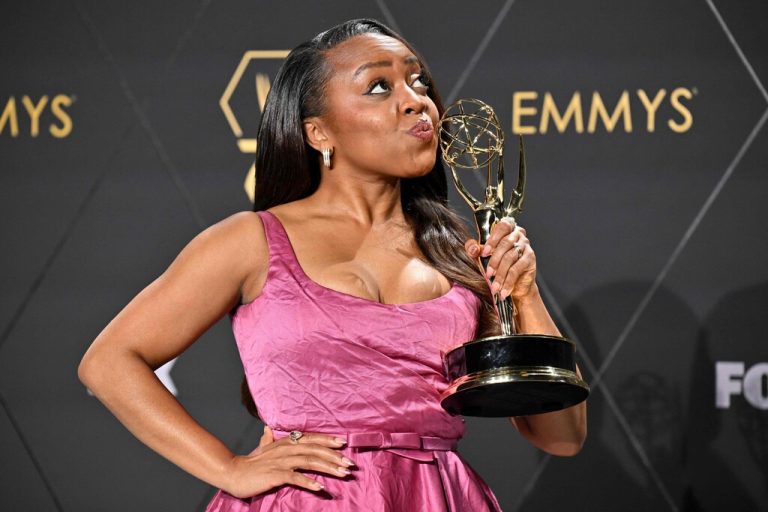 Quinta Brunson feiert ihren Emmy als beste Comedyserien-Darstellerin.