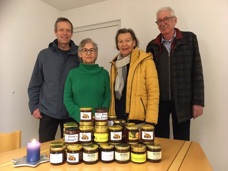 Schöne Traditionen sollen erhalten und gepflegt werden. So halten es auch die Hohen­emser Imkerinnen und Imker mit der Tradition der Honigspende. Bienenzuchtverein