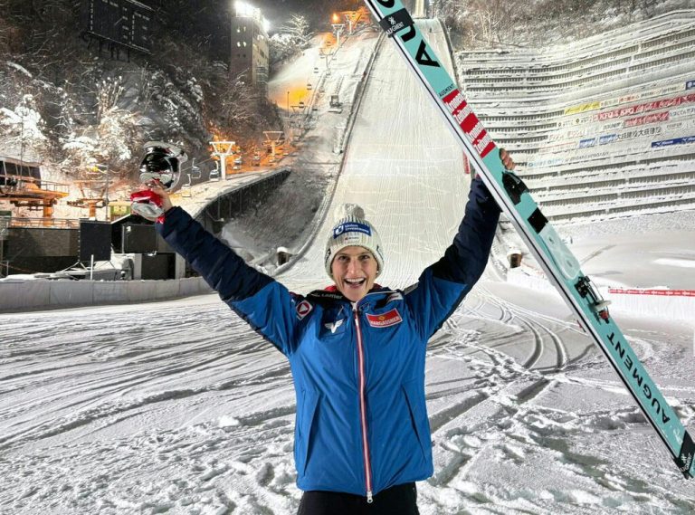 Skispringerin Eva Pinkelnig feierte in Sapporo ihren elften Weltcupsieg.apa