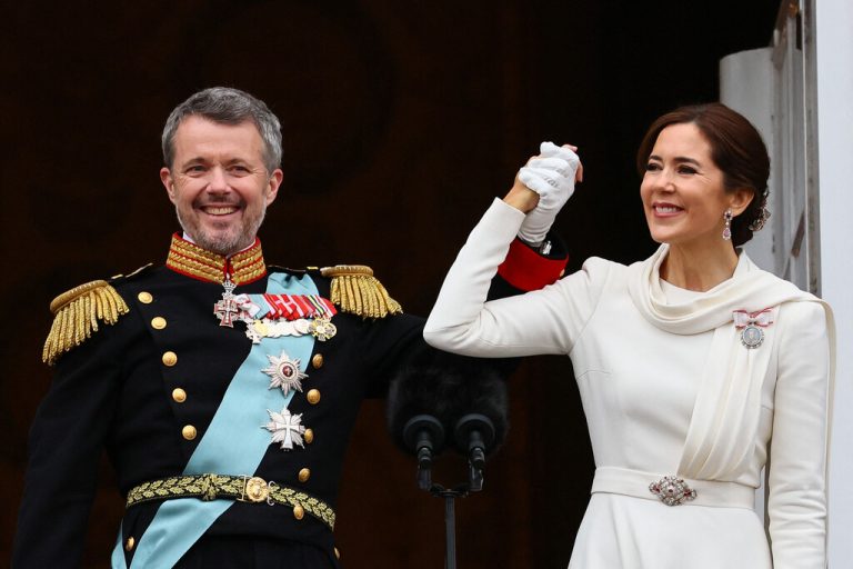 Strahlende Gesichter: Dänemarks neu ernannter König Frederik und Königin Mary auf dem Balkon von Schloss Christiansborg. reuters