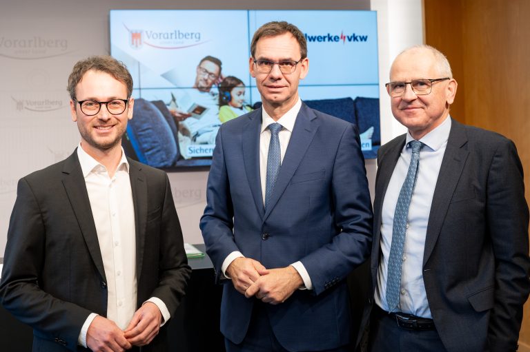 Sie stellten die neuen Tarife vor: (v. l.) Daniel Zadra, Markus Wallner und Christof Germann. <span class="copyright">Land Vorarlberg/A. Serra</span>