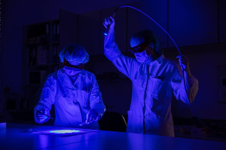Suche latenter Spuren mit spezieller forensischer Lichtquelle.