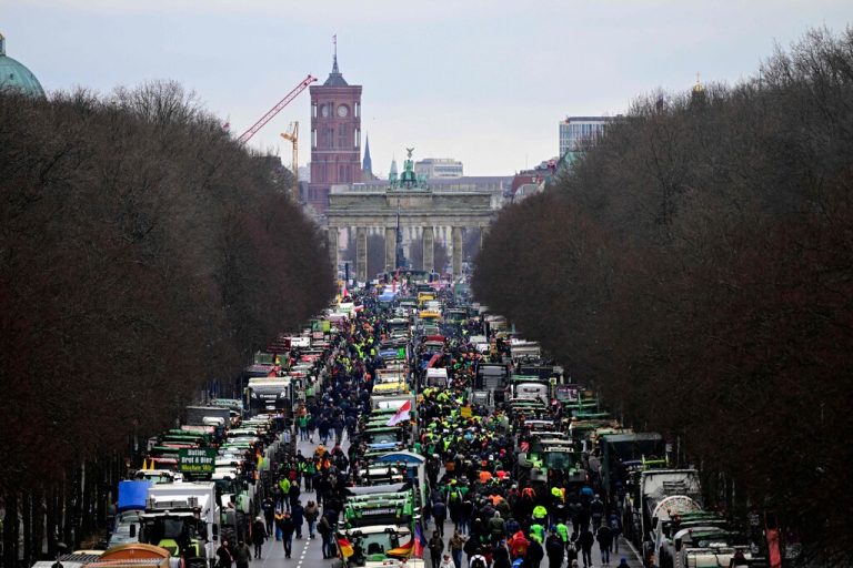 Tausende Landwirte versammeln sich aus Protest gegen das Aus von Diesel-Vergünstigungen vor dem Brandenburger Tor in Berlin. AFP