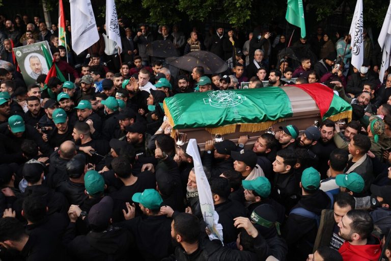 Tausende Menschen haben an der Beisetzungsfeier für den mutmaßlich von Israel getöteten Hamas-Anführer Saleh al-Aruri in der libanesischen Hauptstadt Beirut teilgenommen. Die Teilnehmenden riefen „Freiheit für Palästina“ und „Tod für Amerika und Israel“. AFP