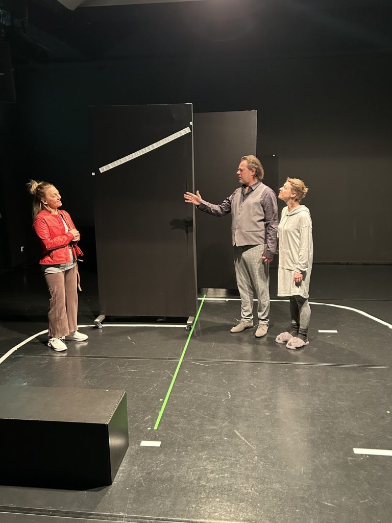 „Die Erwachsenen“ ist ein tiefgründiger Kommentar zur heutigen Gesellschaft. <span class="copyright"> Theater Kosmos</span>