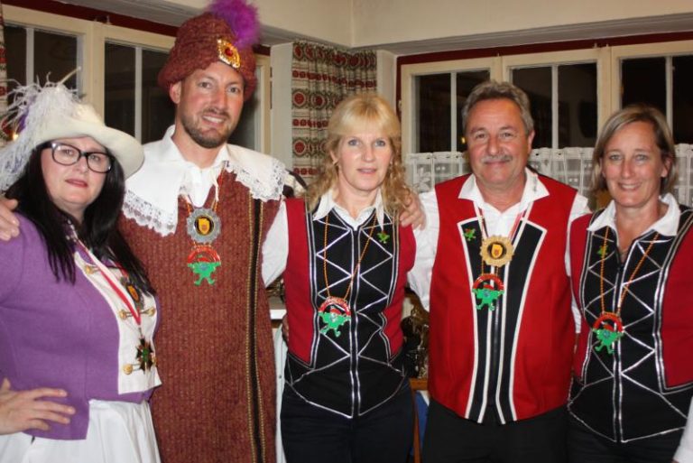 Närrisches Kleeblatt Obfrau Monika Dobler mit Ehrenpräsident Ernst Prantl (vierter von r.) und Ex-Präse Dietmar Breuß in charmanter Begleitung wollen den 40. Rankweiler Ball zum Spitzenevent machen.<span class="copyright"> VN-TK (5)</span>