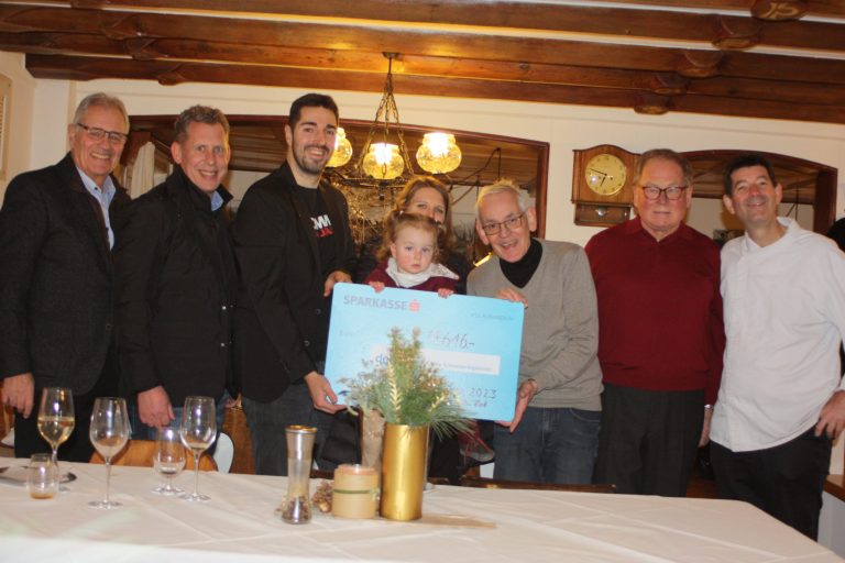 Edgar Mayer, Bernhard Heinzle, Familie Isele aus Bildstein, Quadro Ernst, Werner Benzer und Roland Vith vom Rankweiler Hof hocherfreut über die Spendensumme für Debra Austria. <span class="copyright">VN-TK (8)</span>