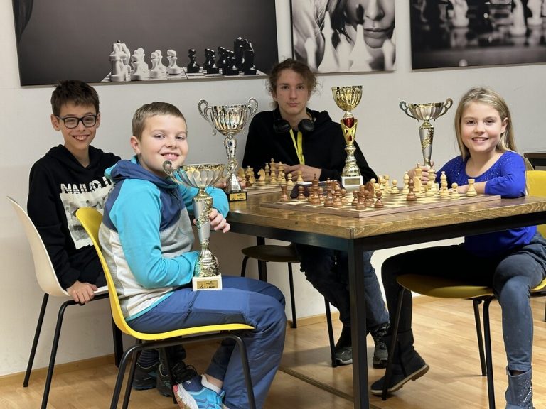 Tobias Markstaler, Jakob Lins, Nico Grundböck und Luisa Lins.Schachverein