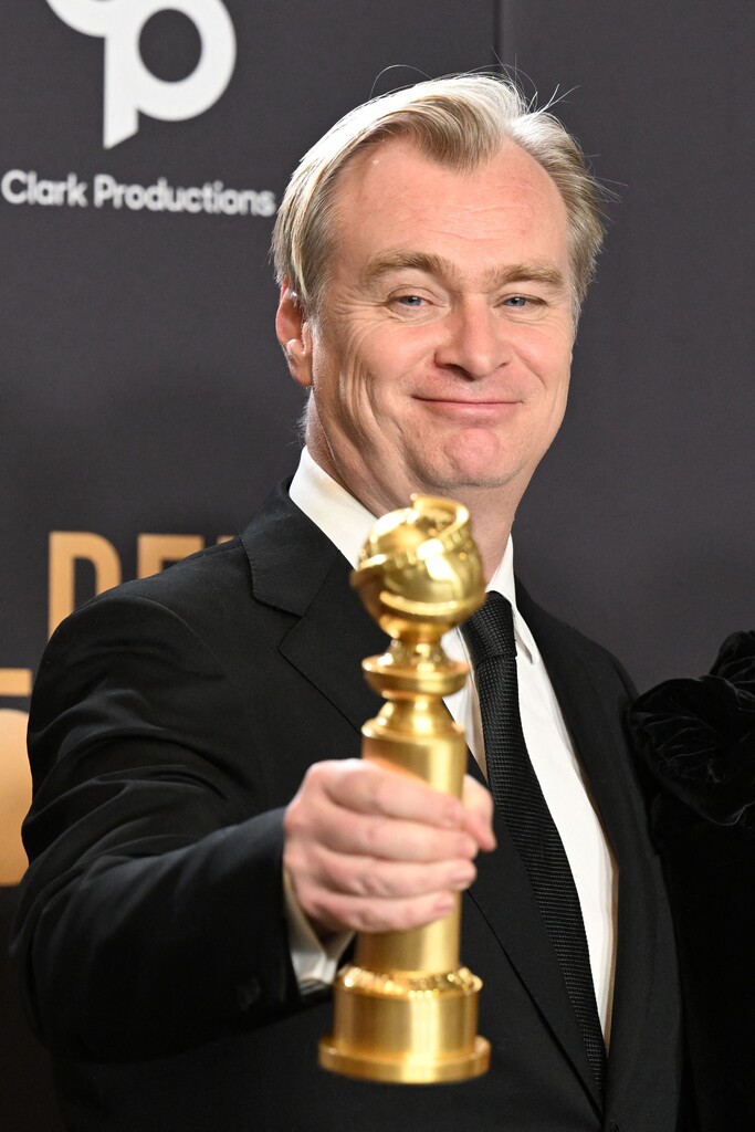 Trophäe für „Oppenheimer“-Regisseur Christopher Nolan. afp