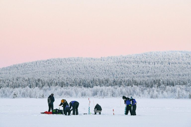 Trotz der extrem tiefen Temperaturen lassen sich diese Finnen von einer Einheit Eisfischen in Lappland nicht abhalten. AFP