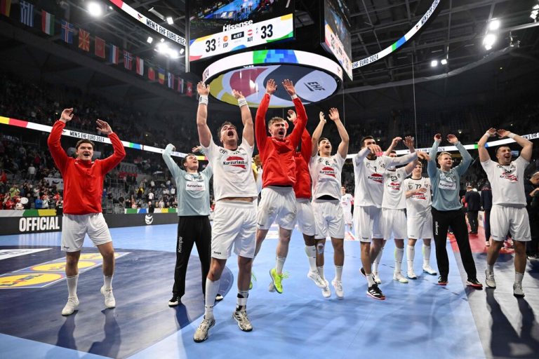 Überschwenglicher Jubel bei Österreichs Handballern nach dem Einzug in die Hauptrunde.GEPA