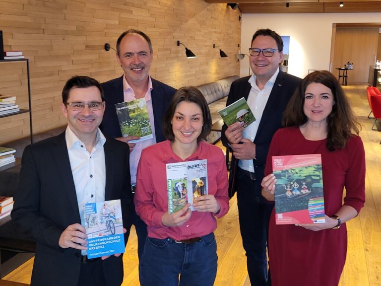 v. l.: Michael Grabher (VHS Bregenz), Patrick Burtscher (VHS Bludenz), Nina Koch (VHS Rankweil Schlosserhus), Stefan Fischnaller (VHS Götzis), Sylvia Hauser (VHS Hohenems) präsentierten das aktuelle Programm. VHS