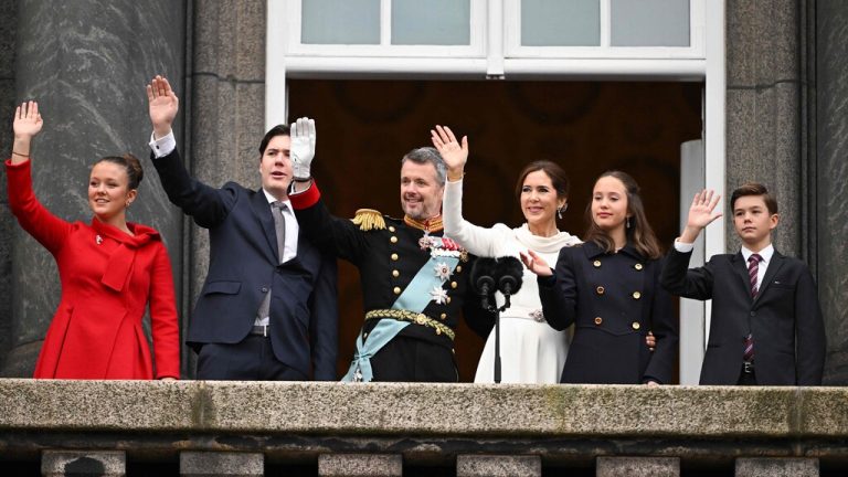 Von links: Prinzessin Isabella, Kronprinz Christian, König Frederik X., Königin Mary, Prinzessin Josephine und Prinz Vincent winken der Menge zu.